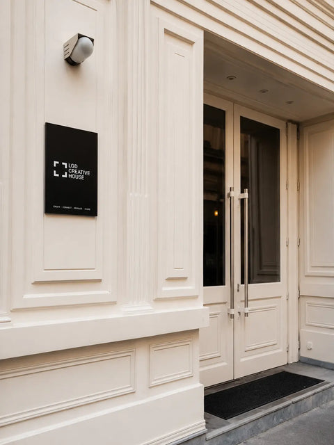 La Porte d'entrée de la LGD Creative House à droite, panneau avec le logo sur la gauche