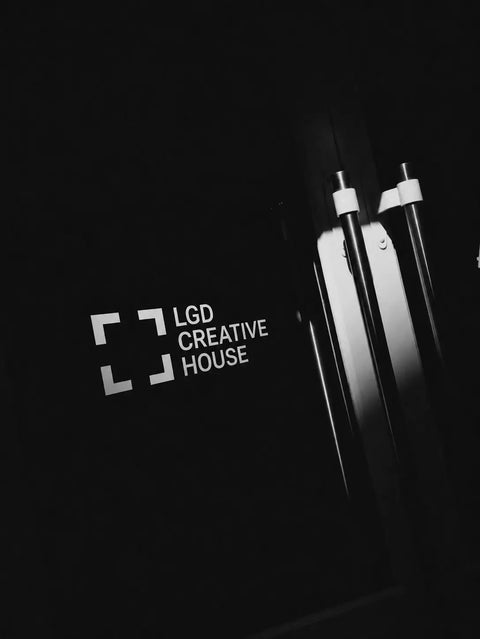 Logo de la LGD Creative House sur la porte d'entrée. les barres poussoir sont sur la droite, dans l'ombre.