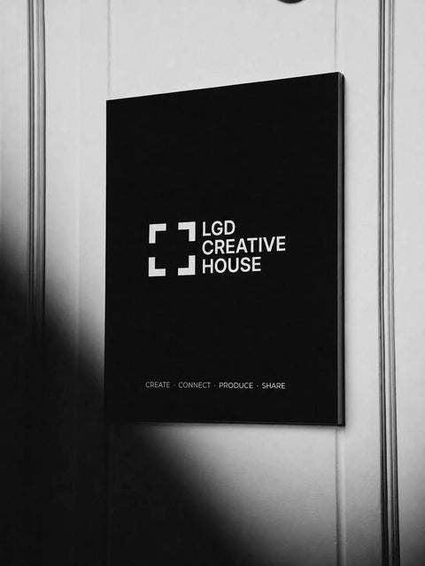 Panneau avec le logo de la LGD Creative House